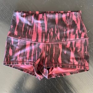 Black and Mars clay hot short